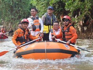 Gubernur Banten Andra Soni Telusuri Kali Angke untuk Identifikasi Penyebab Banjir (Dok/Humas)