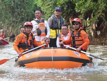 Gubernur Banten Andra Soni Telusuri Kali Angke untuk Identifikasi Penyebab Banjir (Dok/Humas)