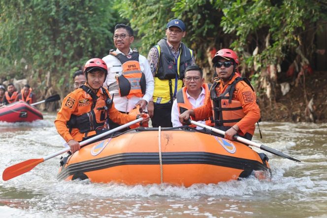 
					Gubernur Banten Andra Soni Telusuri Kali Angke untuk Identifikasi Penyebab Banjir (Dok/Humas)