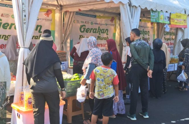 
					Warga serbu gerakan pangan murah (GPM) di halaman KP3B
