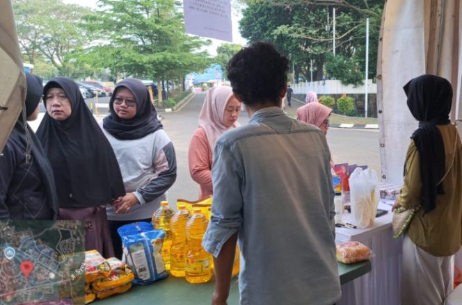 
					Para pengunjung yang berbelanja di Gerakan pAngan Murah (GPM)