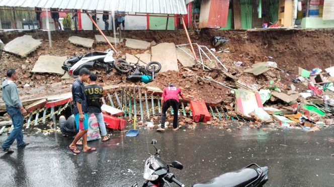 
					Tembok Penahan Tanah Milik SDN 3 Pandeglang Ambruk akibat hujan deras (Ist)