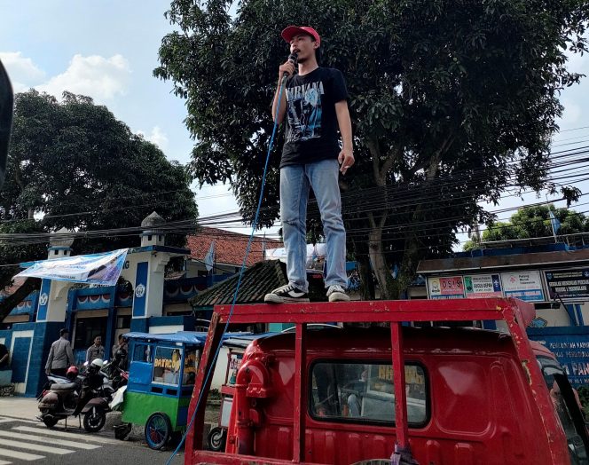 
					Foto. Salah satu peserta aksi saat sampaikan orasinya (Ist).
