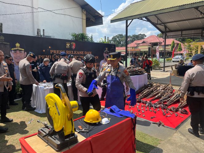 
					Kapolres Lahat Hadiri dan Laksanakan Pemusnahan Senpira Hasil Operasi Senpi Musi 2025