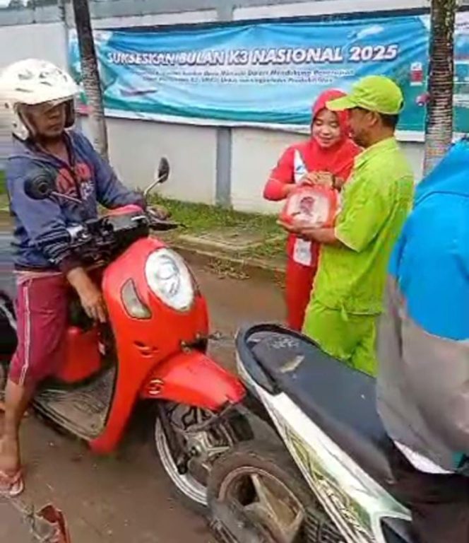 
					Foto Pembagian Air Minum SPBU Sodong (Dok/Ist)