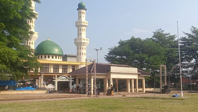 
					Foto : Masjid alun-alun malingping 