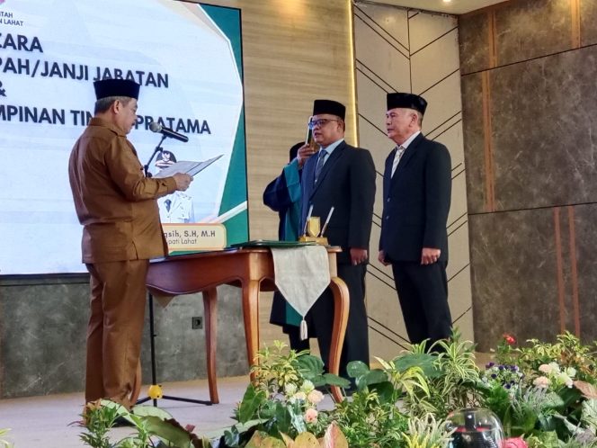 
					Bupati Lahat Lantik Dua Pejabat Pimpinan Tinggi Pratama