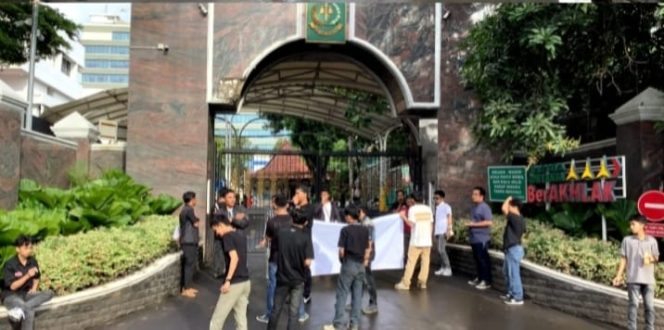 
					Adanya Dugaan Korupsi Jerat Sekda Banten Terpilih, Mahasiswa Banten Kepung Kejagung RI