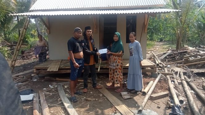 
					BPPKB Wanassalam Bantu sumbang Rumah Warga Tidak Layak Huni (Don/nusakata.com)