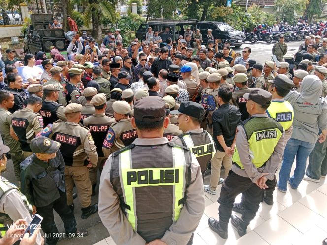 
					Polres Lahat Amankan Aksi Damai Forum Masyarakat Peduli Lahat di Kantor DPRD