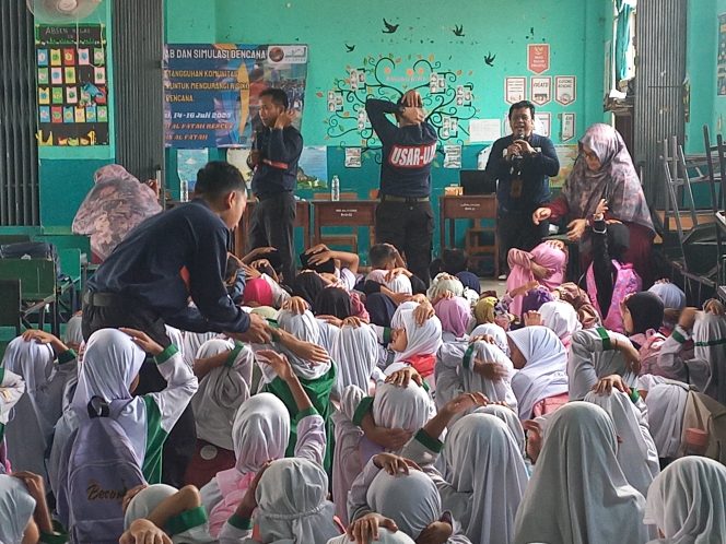 
					Bersama UAR, Madrasah Ibtidaiyah Al-Fatah Cileungsi Isi MPLM dengan Sosialisasi SPAB (Ist)