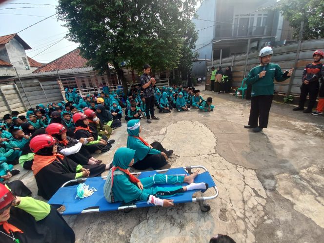 
					MI Al-Fatah Cileungsi Bersama UAR Akhiri Sosialisasi SPAB dengan Simulasi Bencana (Ist)
