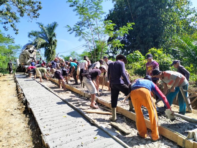 
					Sering Kecelakaan, 600 Orang Warga Dari 7 RT Desa Cimanyangrai Gotong Royong Bangun Jalan Poros Desa (Dok/Ist)
