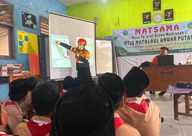 
					Tim Instruktur UAR memberikan materi Mitigasi Bencana saat MATSAMA TA 2025/2026 MTs Mathla'ul Anwar Putat Sindangsari, Pasarkemis, Tangerang, Jum'at 18 Juli 2025. (Ist)
