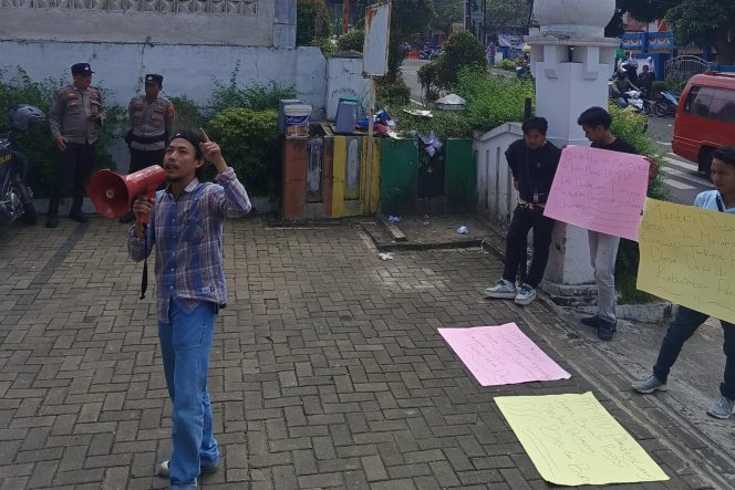
					Korlap aksi PPP saat sampaikan orasi di depan Gedung DPMPD Pandeglang (Ist).