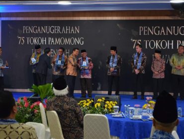 Photo: Mendikdasmen Prof. Abdul Mu’ti terima anugerah sebagai salah satu tokoh Pamomong Jawa Tengah (dok: Ist).