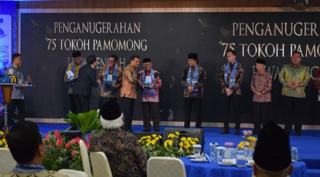 Photo: Mendikdasmen Prof. Abdul Mu’ti terima anugerah sebagai salah satu tokoh Pamomong Jawa Tengah (dok: Ist).