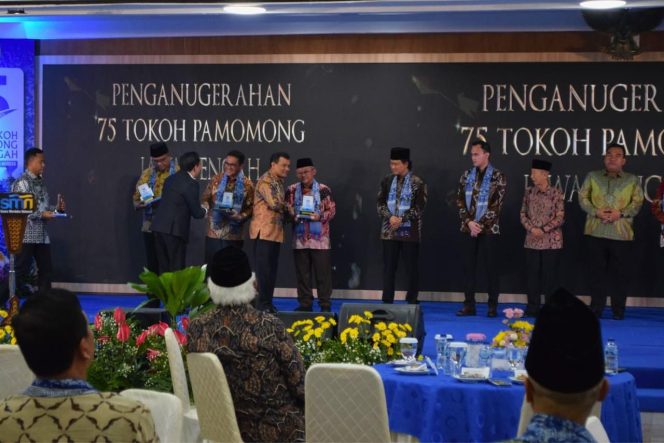 
					Photo: Mendikdasmen Prof. Abdul Mu’ti terima anugerah sebagai salah satu tokoh Pamomong Jawa Tengah (dok: Ist).