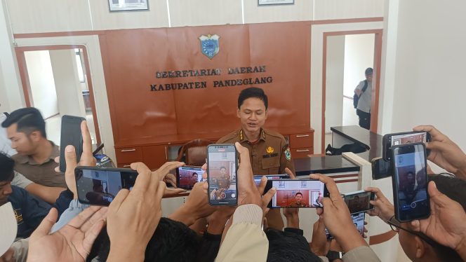 
					Foto : Wabup Pandeglang Saat Konferensi Pers di Gedung Setda Pandeglang (Dok/nusakata.com)