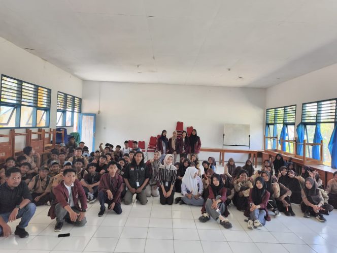 
					Sosialisasi Mengenai Perangkat Lunak, Narkotika, serta Kenakalan Remaja di SMK 4 Kolaka (Dok/Mahasiswa)