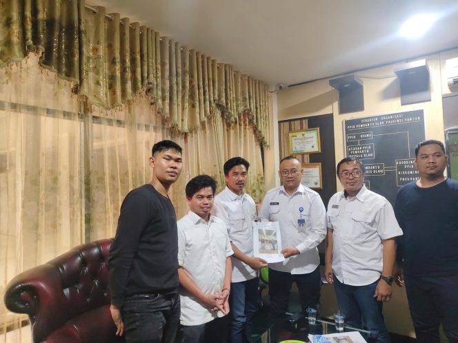 
					Foto. JPMI Banten bersama KNPI resmi melaporkan dugaan pencemaran lingkungan oleh CV. GSM ke DLH Provinsi Banten.