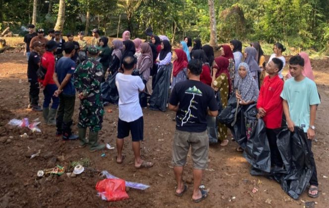
					Mapala Babunnajah Bersihkan Sungai (Ist)
