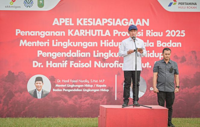 
					Menteri Lingkungan Hidup sekaligus Kepala Badan Pengendalian Lingkungan Hidup (KLH/BPLH), Hanif Faisol Nurrofiq, memimpin langsung Apel Siaga dan pelepasan tim pemadam darat yang ditugaskan ke wilayah-wilayah terdampak, khususnya Kabupaten Rokan Hilir dan Rokan Hulu. Kamis, (24/7/2025).