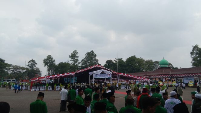 
					Ribuan Jemaah NU hadiri pelantikan PWNU Banten di alun-alun serang. Senin, (26/8/2025).