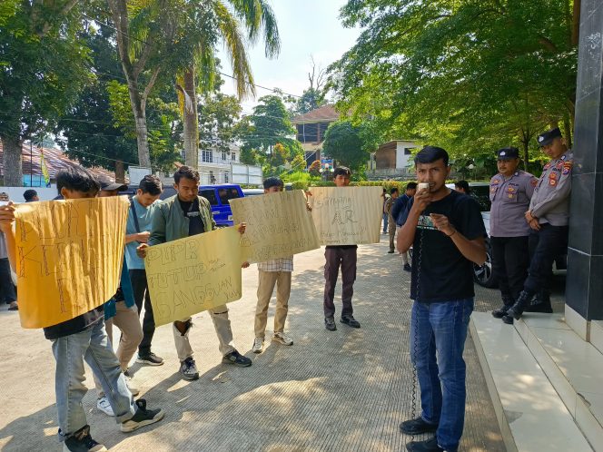 
					AMPB Gelar Aksi Jilid II di Kantor DPUPR Pandeglang, Desak Penutupan Perumahan Grand Arfana
