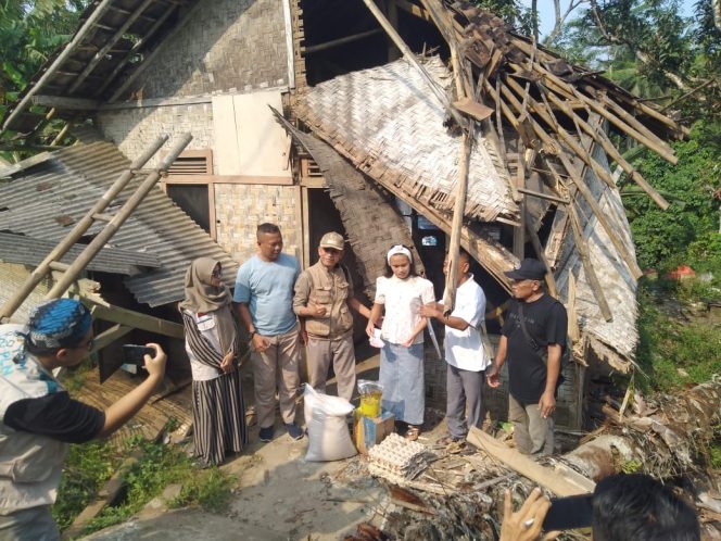 
					YBM PLN UID Banten Salurkan Bantuan Kepada Rumah Warga Tertimpa Pohon Kelapa (Ist)