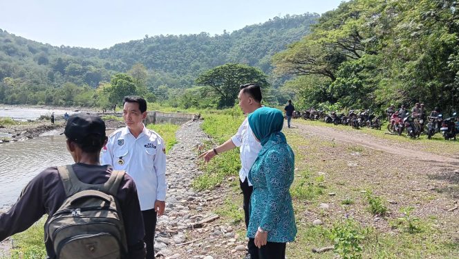
					Usai Membuka dan Meresmikan Dashat, Meliyana Bursah Zarnubi Cek Saluran Drainase (Ist)
