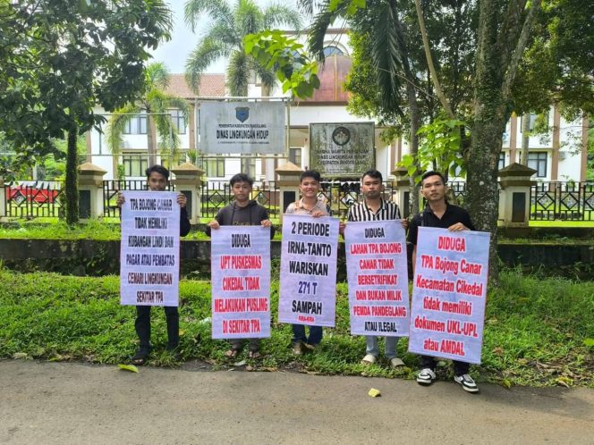 
					Foto : DPC Amira Pandeglang Saat Aksi Unjuk Rasa Di DLH Pandeglang waktu lalu (Dok/Ist)