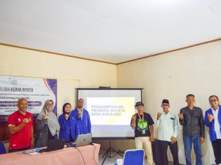 Photo: Mahasiswa KKN UBP Karawang dan Ketua Desa Wisata Sukajadi saat berberbagi trik susun konten kreatif dukung promosi pariwisata (dok: Dewa)