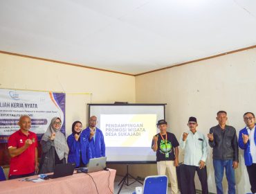 Photo: Mahasiswa KKN UBP Karawang dan Ketua Desa Wisata Sukajadi saat berberbagi trik susun konten kreatif dukung promosi pariwisata (dok: Dewa)