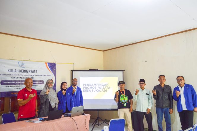 
					Photo: Mahasiswa KKN UBP Karawang dan Ketua Desa Wisata Sukajadi saat berberbagi trik susun konten kreatif dukung promosi pariwisata (dok: Dewa)