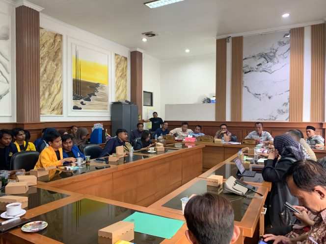 
					Forum BEM Pandeglang Audiensi DPRD, Warga Bangkonol Demo DLH : Komisi III DPRD Tak Dilibatkan (dok/nusakata.com)