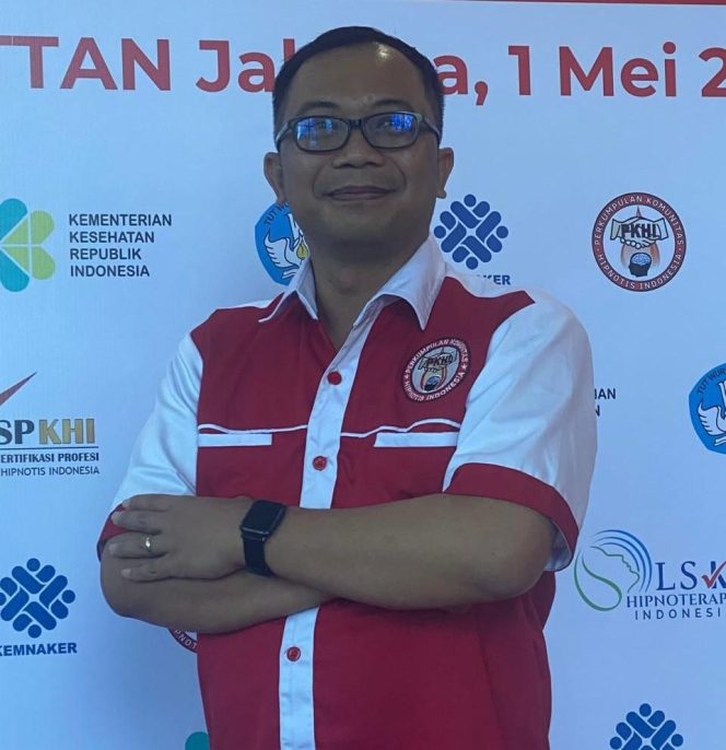 
					Photo: Instruktur Lembaga Olah Pikir Indonesia LOA / Indonesian Hypnosis Centre, I Dewa Gede Sayang Adi Yadnya (dok: Ist)