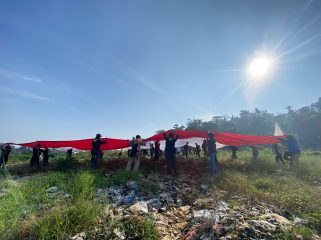 Aksi Mahasiswa Pecinta Alam Kibarkan Bendera Raksasa di TPA Bangkonol, Tolak Pengiriman Sampah dan MoU yang dianggap cemari lingkungan. Minggu, (17/8/2025)