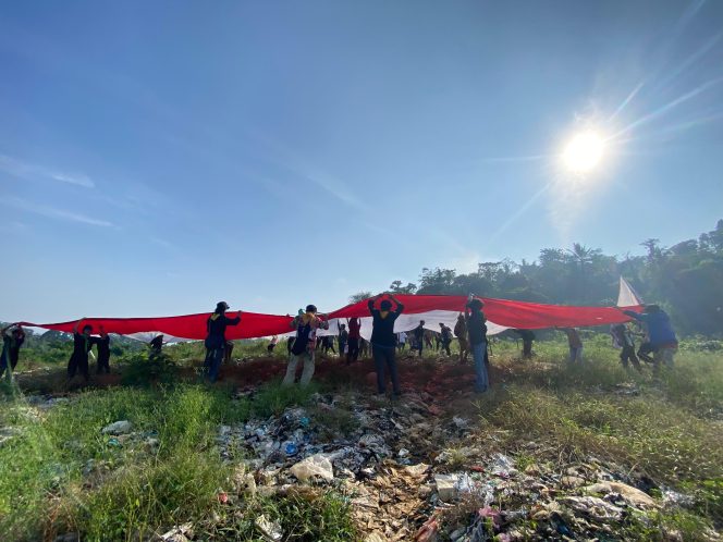 
					Aksi Mahasiswa Pecinta Alam Kibarkan Bendera Raksasa di TPA Bangkonol, Tolak Pengiriman Sampah dan MoU yang dianggap cemari lingkungan. Minggu, (17/8/2025)