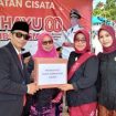Kader Desa Cisereh Diberi Hadiah. Tingkat pelayanan terbaik se-Kecamatan Cisata. Minggu, (17/8/2025).