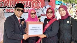 Kader Desa Cisereh Diberi Hadiah. Tingkat pelayanan terbaik se-Kecamatan Cisata. Minggu, (17/8/2025).