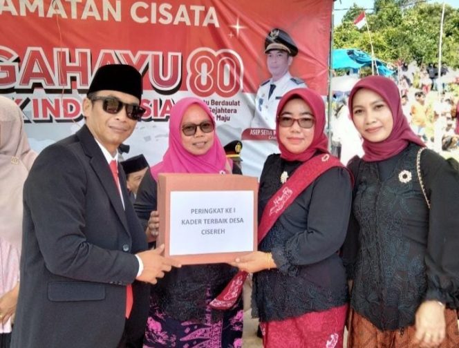 
					Kader Desa Cisereh Diberi Hadiah. Tingkat pelayanan terbaik se-Kecamatan Cisata. Minggu, (17/8/2025).