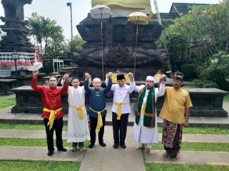 Photo: Tokoh lintas agama Kota Bekasi berpose bersama di Pura Agung Tirta Bhuana (dok: Dewa)