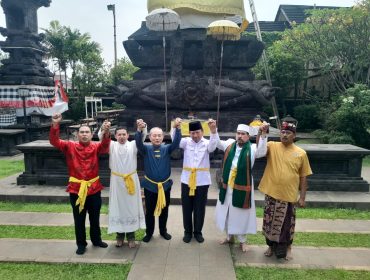 Photo: Tokoh lintas agama Kota Bekasi berpose bersama di Pura Agung Tirta Bhuana (dok: Dewa)