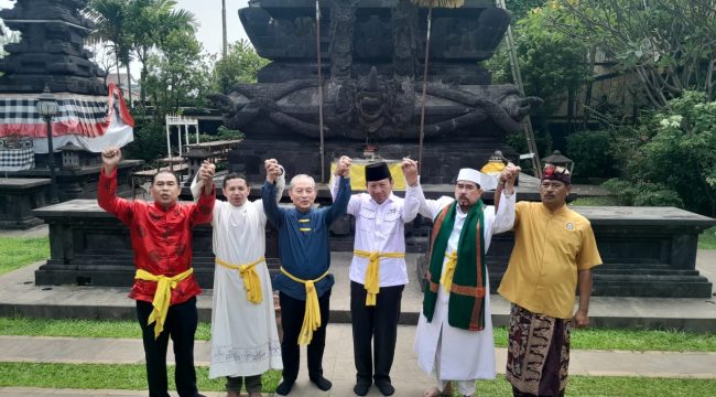 Photo: Tokoh lintas agama Kota Bekasi berpose bersama di Pura Agung Tirta Bhuana (dok: Dewa)