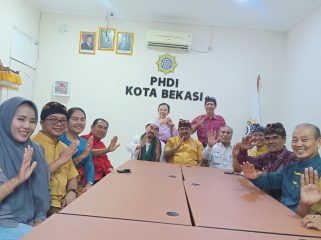 Photo: tokoh lintas agama dan rombongan FKUB berfose di Sekretariat PHDI Kota Bekasi (dok: Dewa)