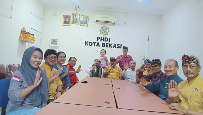 
					Photo: tokoh lintas agama dan rombongan FKUB berfose di Sekretariat PHDI Kota Bekasi (dok: Dewa)