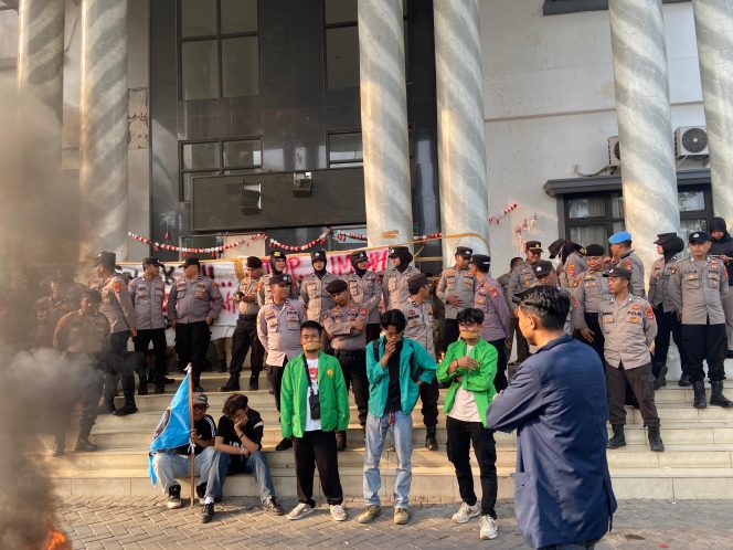 
					Forum BEM Pandeglang Robohkan Pagar DPRD Desak Batalkan Kerja Sama Pengiriman Sampah