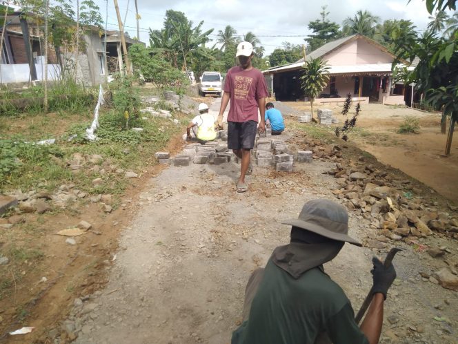 
					Proyek Jalan Paving Blok di Desa Kadujajar Dikerjakan Tanpa Pendamping Teknis, Warga Khawatir (Dok/nusakata.com)