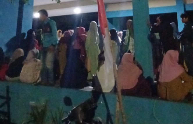 Warga dilarikan ke UGD Akibat lama mengantri Bansos di Tunjung Teja. Kamis, (28/8/2025).